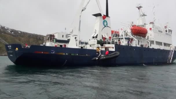 Expeditionsschiff und Menschen im Schlauchboot von Ushuaia Argentinien. — Stockvideo