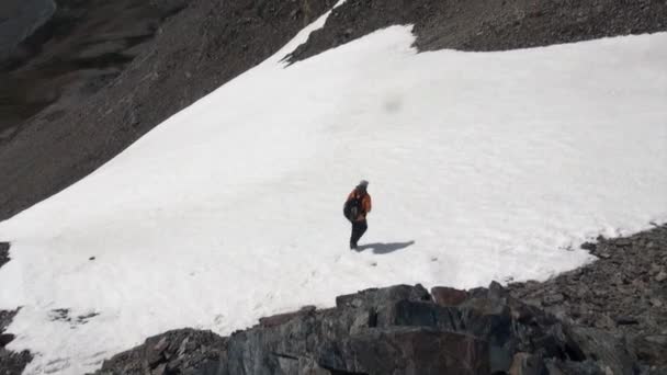 Hombre en la montaña de nieve de las Islas Malvinas en la Antártida . — Vídeos de Stock