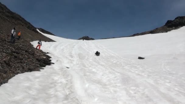 La gente cavalca dalla montagna di neve delle Isole Falkland Antartide . — Video Stock