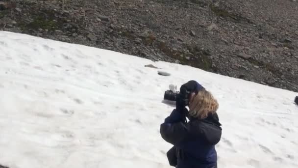 La gente fotografía y monta desde la montaña de nieve de las Islas Malvinas Antártida . — Vídeos de Stock