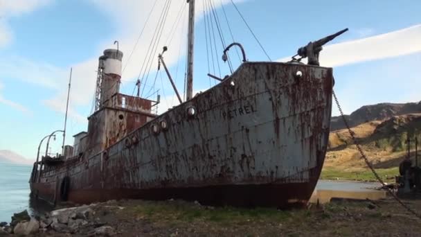 Navio baleeiro enferrujado destruído e montanhas das Ilhas Falkland na Antártida . — Vídeo de Stock