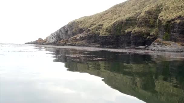 Landskap av gröna bergspanorama på kusten i Falklandsöarna. — Stockvideo