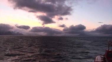 Günbatımı ve karlı dağlar Falkland Adaları Antarktika gemiden görüntülemek.