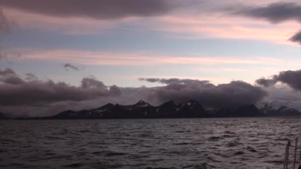 Coucher de soleil et montagnes enneigées vue du navire des îles Malouines Antarctique . — Video