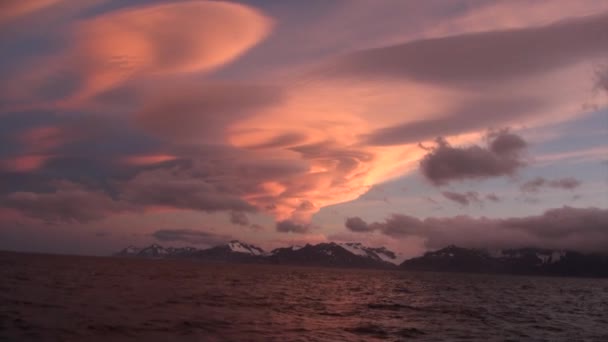 Západ slunce a zasněžené hory na pobřeží Antarktidy, Falklandské ostrovy. — Stock video