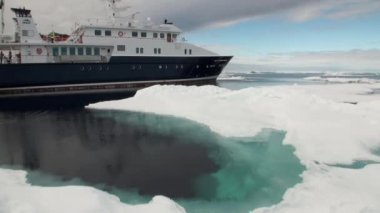 Arctic buz okyanusta arka plan üzerinde gemi.