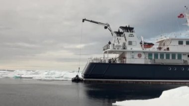 Gemi ve tekne Arctic buz okyanusta arka plan üzerinde.