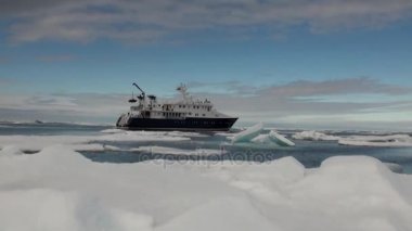 Arctic buz okyanusta arka plan üzerinde gemi.
