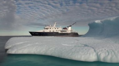 Arctic buz okyanusta arka plan üzerinde gemi.