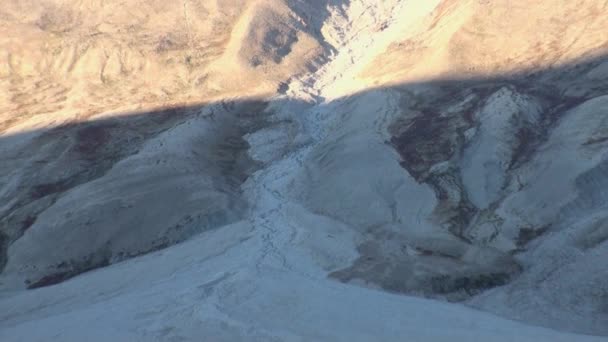 冷たい人けのない北極の山のパノラマ. — ストック動画