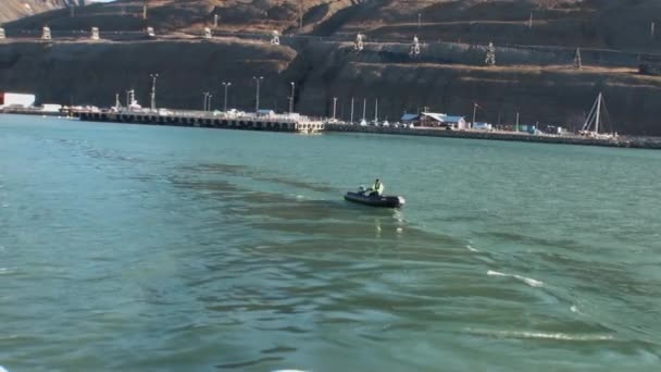 Costa con casas y muelle en el océano Ártico . — Vídeos de Stock