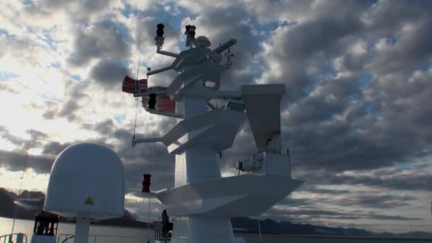 Kapal di latar belakang laut di Arktik . — Stok Video