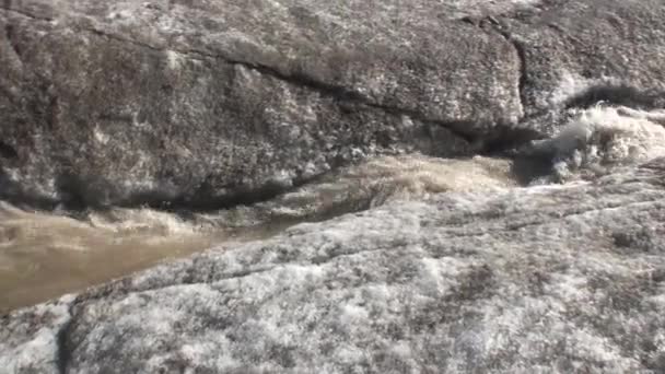 Creek špinavé vody následkem oteplování v Arktidě. — Stock video