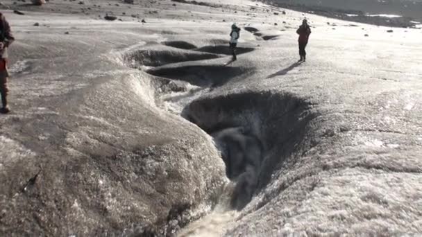 Personer och creek smutsigt vatten till följd av uppvärmningen i Arktis. — Stockvideo