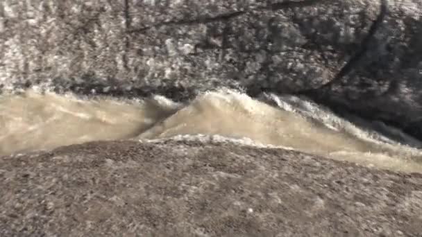 Arroyo de agua sucia como resultado del calentamiento en el Ártico . — Vídeos de Stock