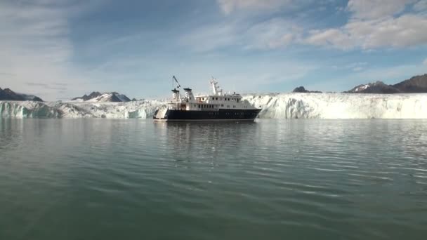 Schiff vor dem Hintergrund des Eismeeres in der Arktis. — Stockvideo