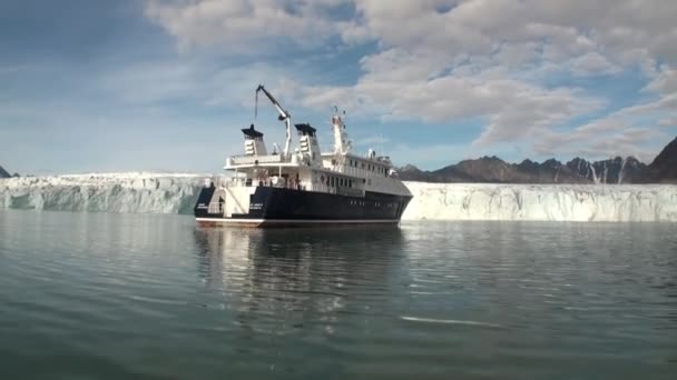 Statek na tle ocean lodu w Arktyce. — Wideo stockowe