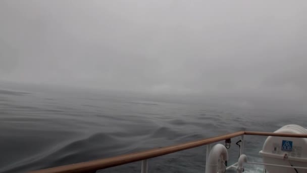 Arktik Okyanusu gemisiyle dalgalardan. — Stok video