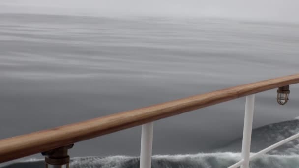 Wellen vom Schiff im Ozean der Arktis. — Stockvideo