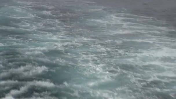 Vågor från fartyg i havet i Arktis. — Stockvideo