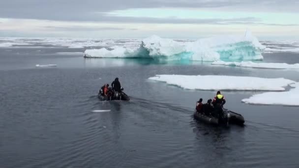 Dos botes de goma con buzos flotando cerca de icebergs, hielo en el Océano Ártico . — Vídeos de Stock