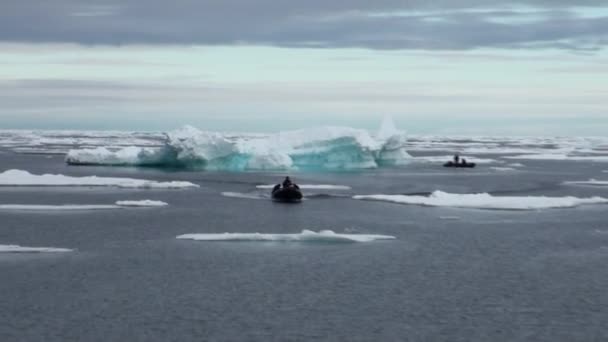 A háttérben a jéghegyek, jégkrém, a Jeges-tenger búvárkodás. Kicsinyítés. — Stock videók