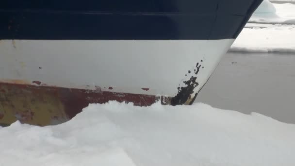 Příď lodi na pozadí oceánu ledu v Arktidě. — Stock video