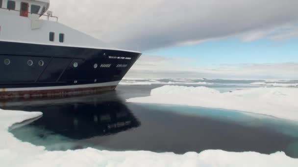 Le navire flotte sur fond d'océan de glace dans l'Arctique . — Video