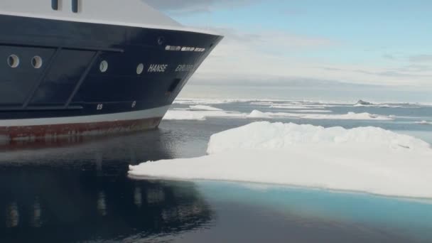 Loď na pozadí oceánu ledu v Arktidě. — Stock video