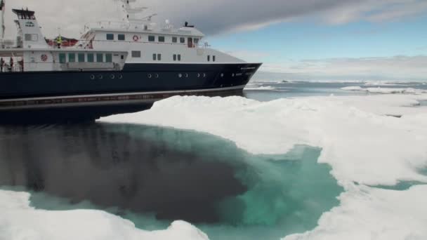 Корабль на фоне ледяного океана в Арктике . — стоковое видео