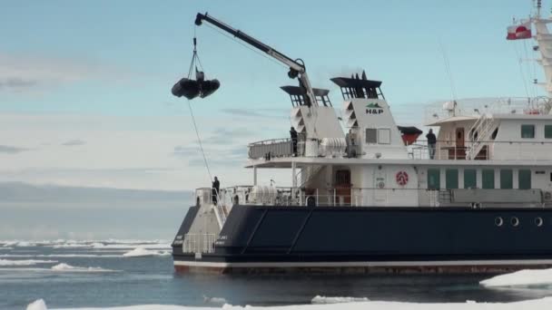 Het schip op de achtergrond van de oceaan ijs in Noordpoolgebied. — Stockvideo