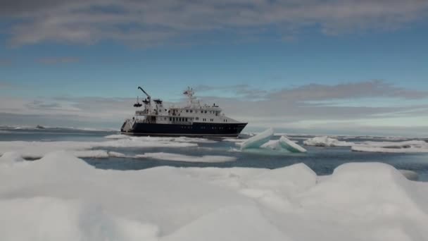 Fartyg på bakgrund av is havet i Arktis. — Stockvideo