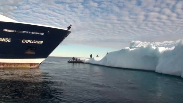 Persona su nave di prua su sfondo di ghiaccio e iceberg in oceano di Artico . — Video Stock