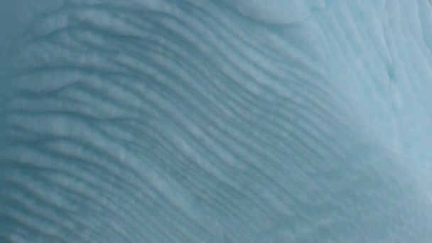 Γιγάντιο παγόβουνο closeup ωκεανό στην Αρκτική. — Αρχείο Βίντεο