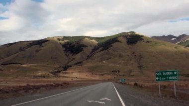 Karlı dağlar panorama Buzdağı Antarktika bulutlarda arka plan üzerinde yol.