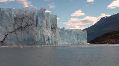 Karlı dağlar panorama Buzdağı Antarktika bulutlarda arka plan üzerinde.