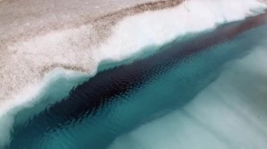 Bir buzdağı ve Antartika'daki buzul saf şeffaf mavi su.