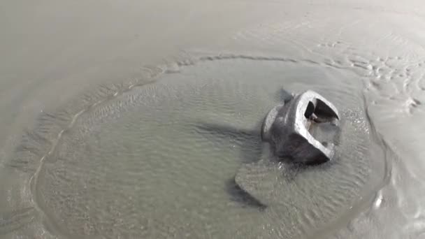 Rostiga vrak skeppsbrott på övergivna shore beneaped intorkad ocean. — Stockvideo