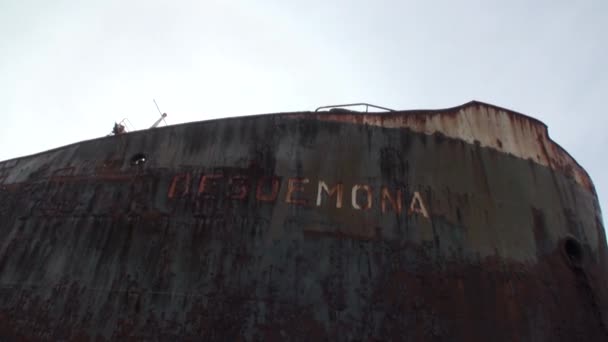 Rostiga vrak skeppsbrott på övergivna shore beneaped intorkad ocean. — Stockvideo
