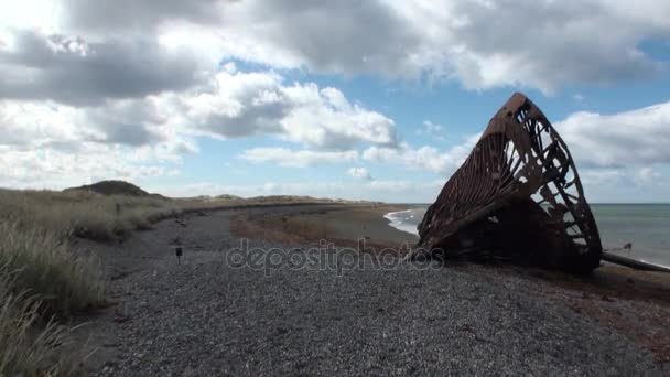 Kargonun paslı enkaz batık gemi San Gregorio okyanusta beach üzerinde. — Stok video