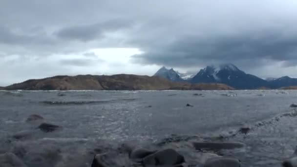 Snowy mountains panorama on background of ocean coast in Antarctica. — Stock Video