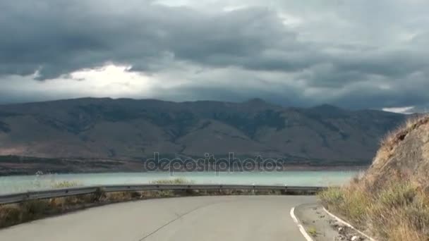 Karlı dağlar panorama Buzdağı Antarktika bulutlarda arka plan üzerinde yol. — Stok video