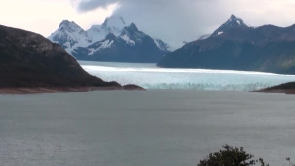 남극에 구름의 배경에 눈 산 파노라마 빙산. — 비디오