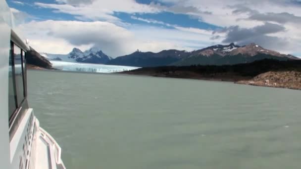 Χιονισμένα βουνά Πανόραμα παγόβουνα από την βάρκα στην Ανταρκτική. — Αρχείο Βίντεο