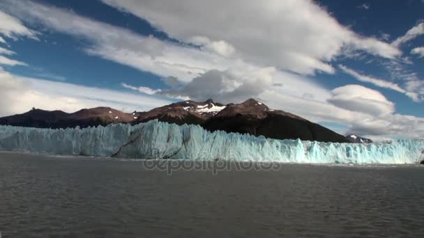 Besneeuwde bergen gletsjer ijsbergen op de achtergrond van wolken in Antarctica. — Stockvideo