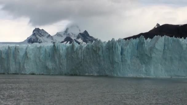 Montañas nevadas panorámicas icebergs sobre fondo de nubes en la Antártida . — Vídeo de stock