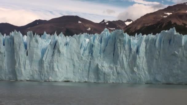 Besneeuwde bergen panorama ijsbergen op de achtergrond van wolken in Antarctica. — Stockvideo