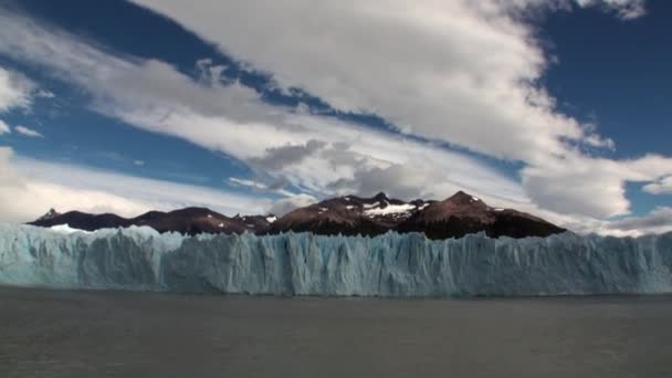 Montañas nevadas panorámicas icebergs sobre fondo de nubes en la Antártida . — Vídeo de stock