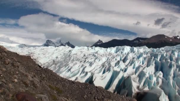 Iceberg panoramici sulle montagne innevate sullo sfondo delle nuvole in Antartide . — Video Stock