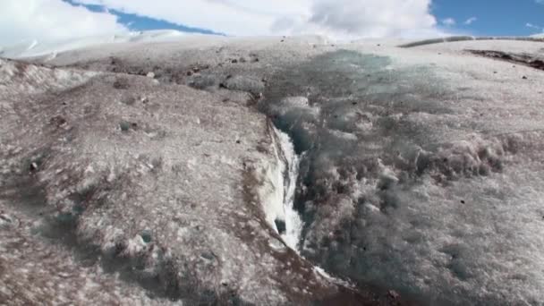 Karlı dağlar panorama Buzdağı Antarktika bulutlarda arka plan üzerinde. — Stok video